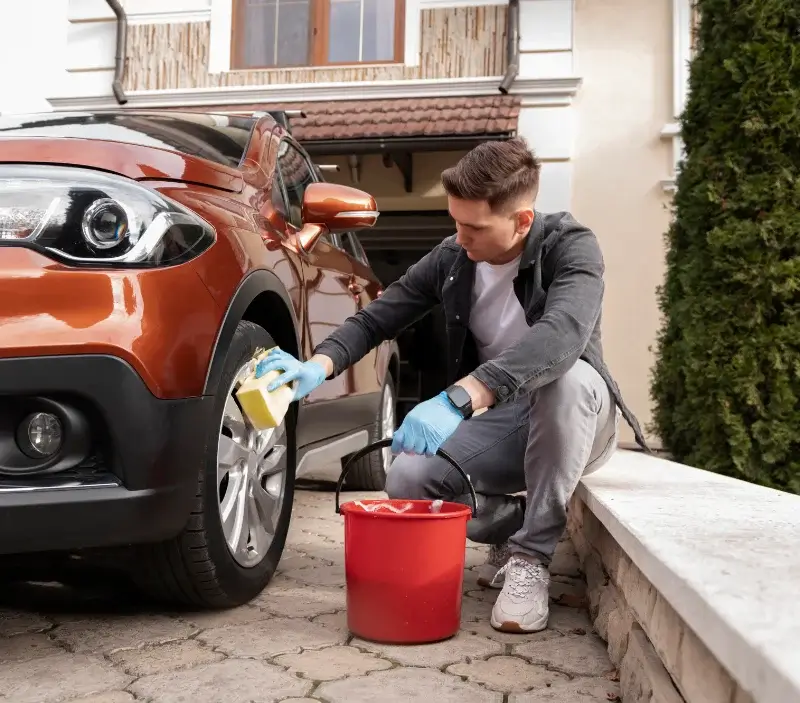 Lavage auto à domicile Latour-Bas-Elne : professionnel intervenant sur un véhicule